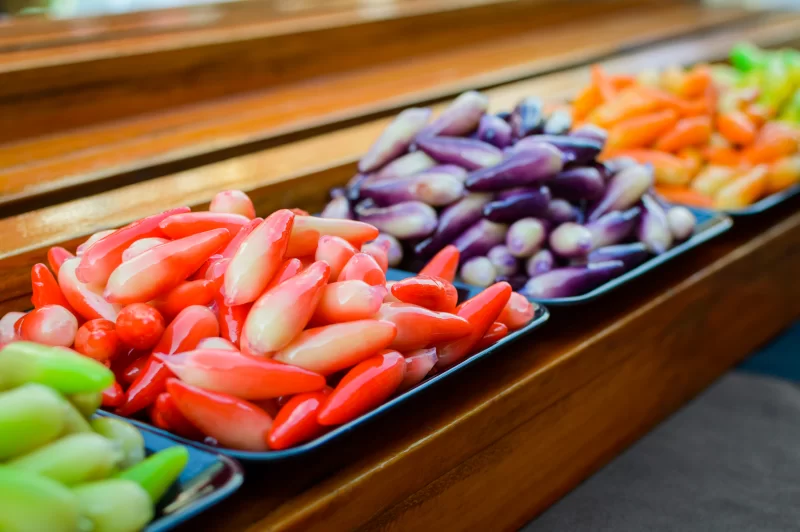 Яркие Таиландские Сладости: Декоративные Десерты на Лоток