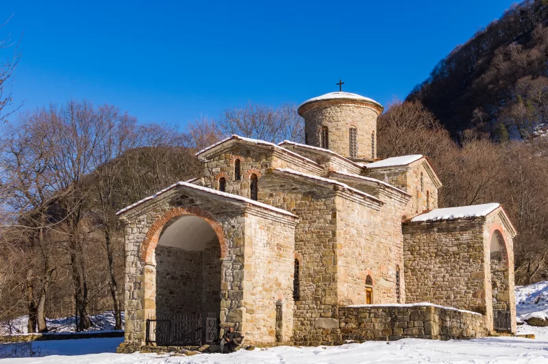 Древний храм в заснеженных горах