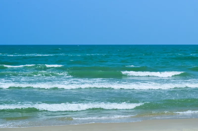 Тропический пляж с волнами