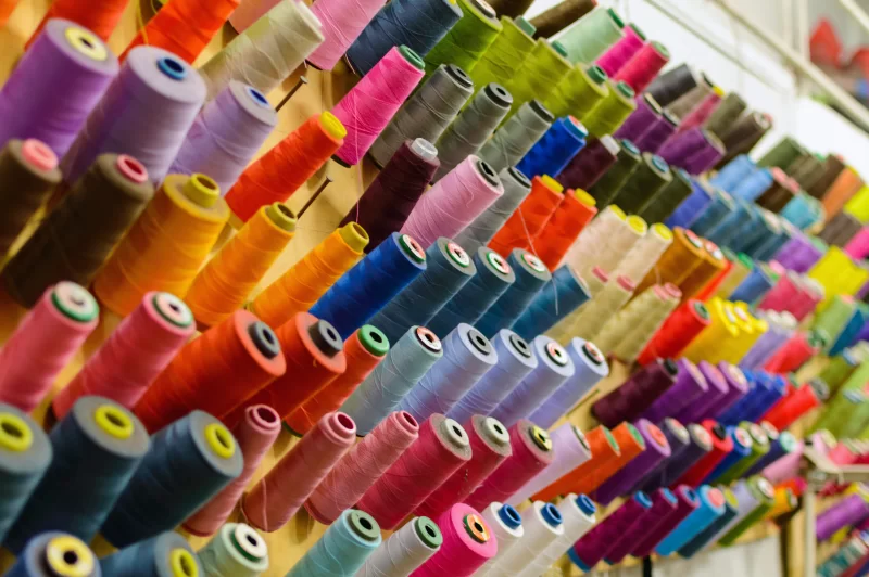 Яркая коллекция ниток для шитья в мастерской