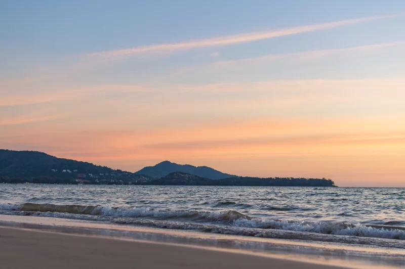 Закатные волны на песчаном пляже