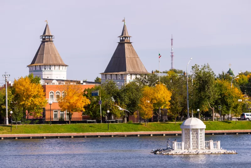 Старинный пруд под названием Лебединое озеро