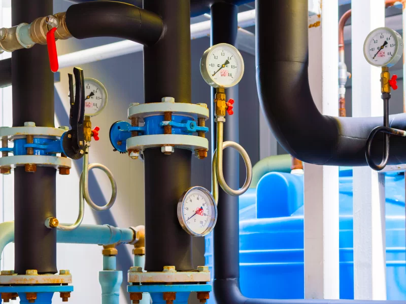 Инженерные системы: трубы, манометры и запорная арматура