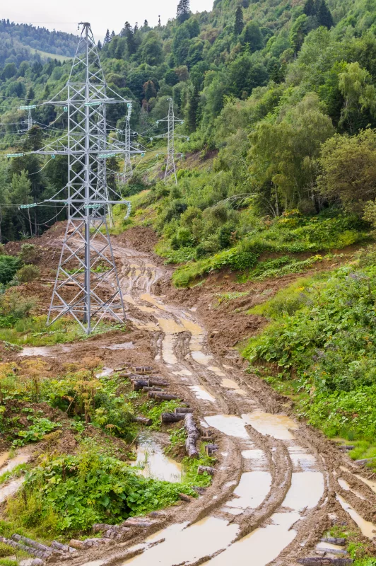 Последствия ливня: горная дорога и ЛЭП в непроходимой грязи