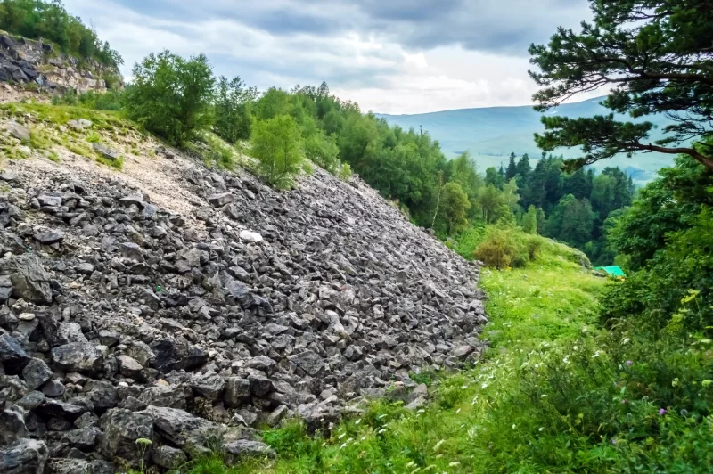 Горный хребет с обнажёнными скалами и зелёной растительностью