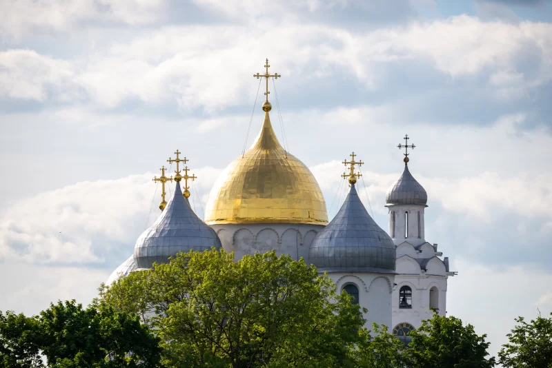Купола храма Святой Софии Великого Новгорода.