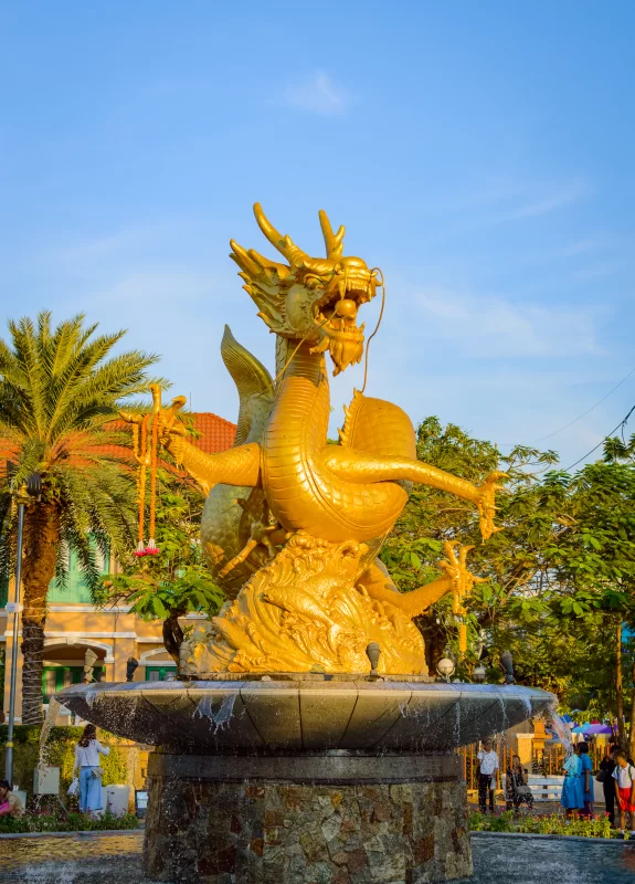 Статуя Золотого Морского Дракона