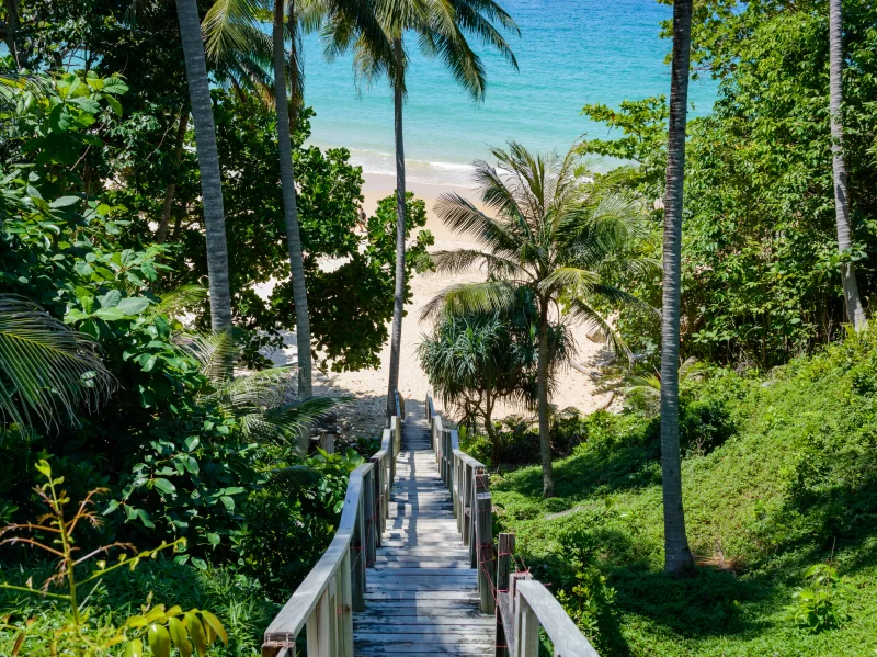 Деревянная дорожка к тропическому пляжу