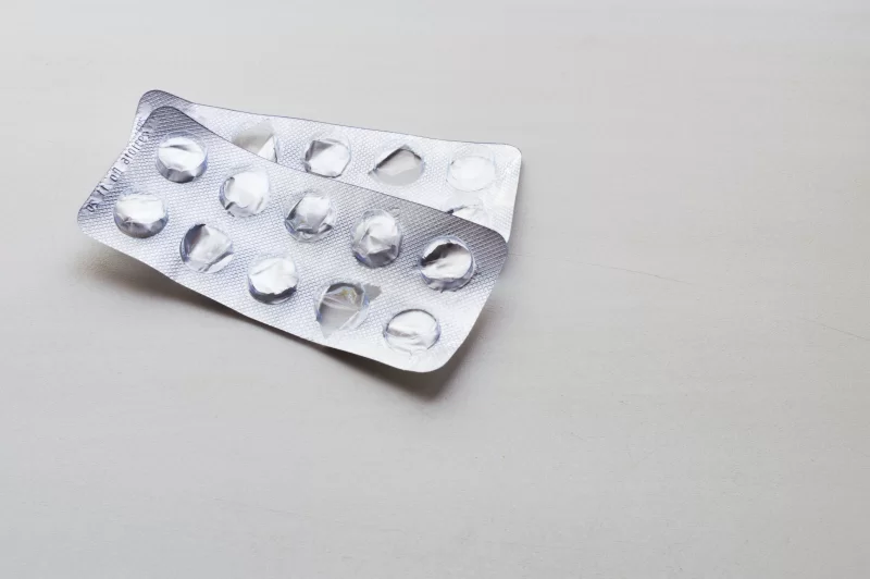 Пустая упаковка от таблеток на нейтральном фоне