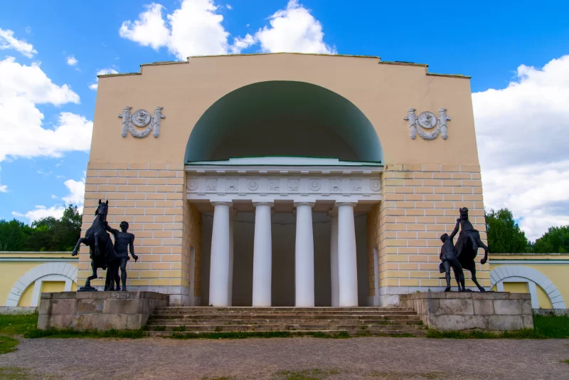 Архитектурный памятник советского периода в парке Москвы