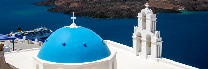 Голубая купола церкви на острове Санторини