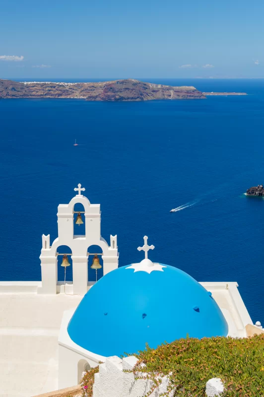 Классический вид Санторини: синий купол церкви и Эгейское море