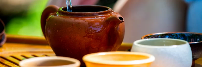 Традиционная чайная церемония: процесс заваривания чая в глиняном чайнике