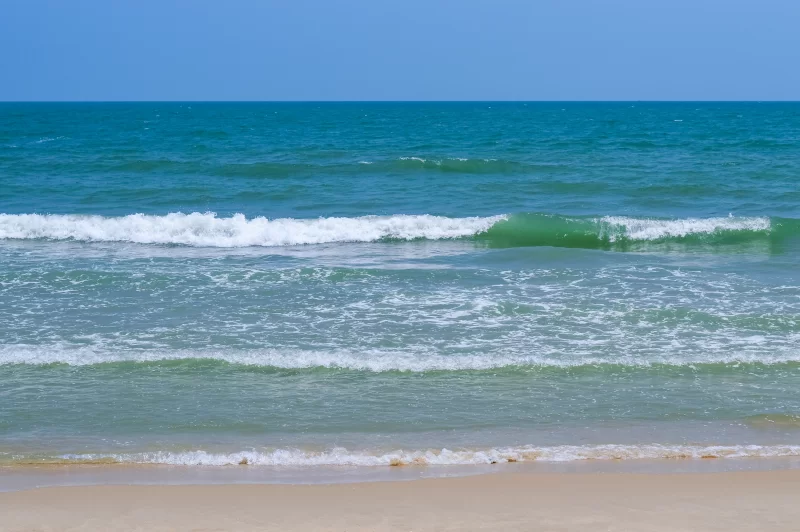 Волны океана на песчаном пляже