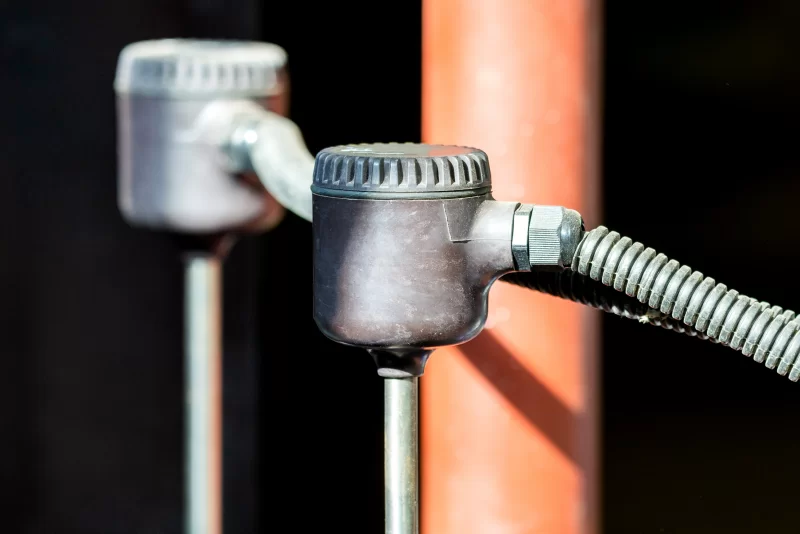 Промышленный датчик и кабель вблизи