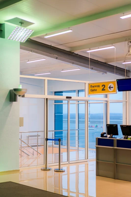 Современный терминал аэропорта: выход к самолетам