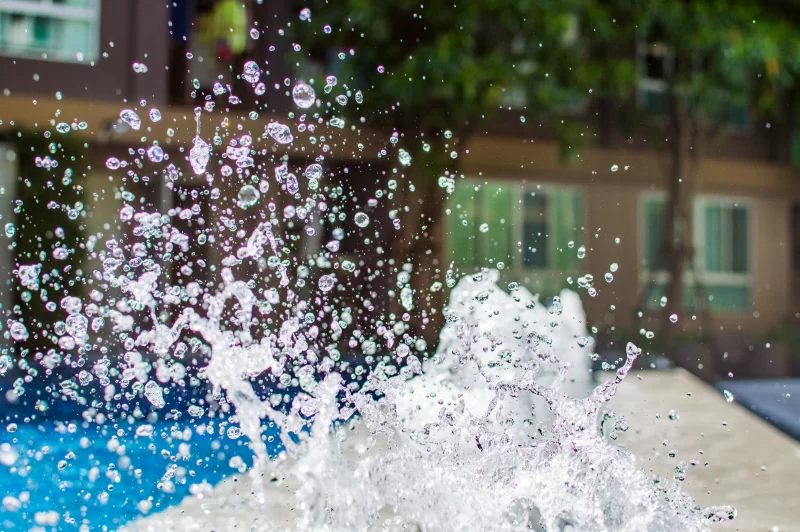 Замороженные капли воды в брызгах плавающего бассейна