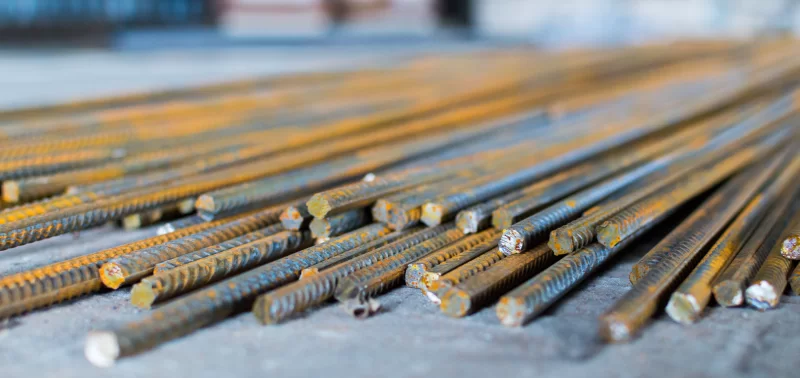 Стопка ржавых арматурных стержней