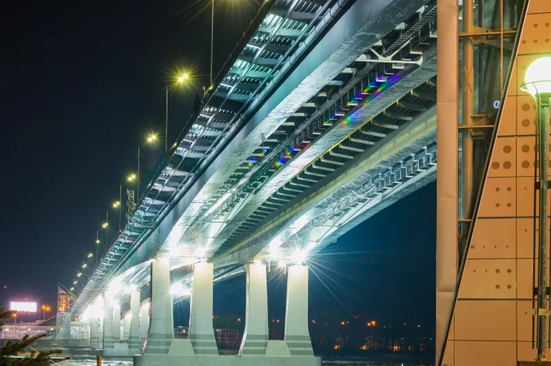 Ночной вид на подсвеченный мост