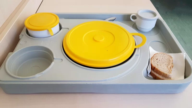 Больничный обед: поднос с едой, бутерброд и напиток