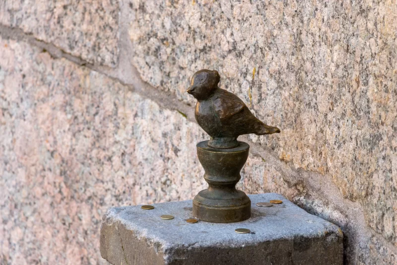 Санкт-Петербург, Россия — 5 июня 2021 г.: Памятник Чижику Пыжику на Фонтанке в Санкт-Петербурге