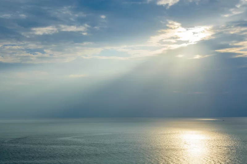 Солнечные лучи сквозь тучи над океаном