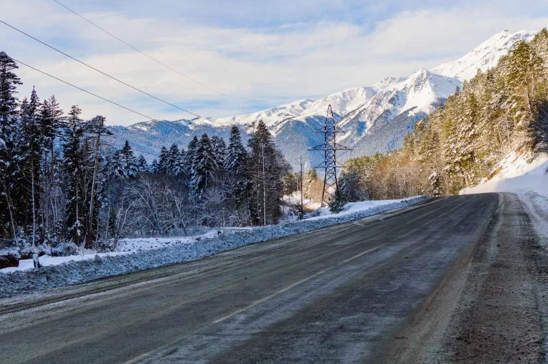 Зимний горный пейзаж с дорогой и снегом