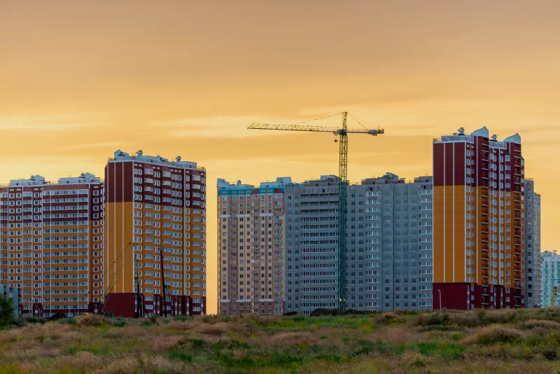 Строительная площадка жилого дома на закате