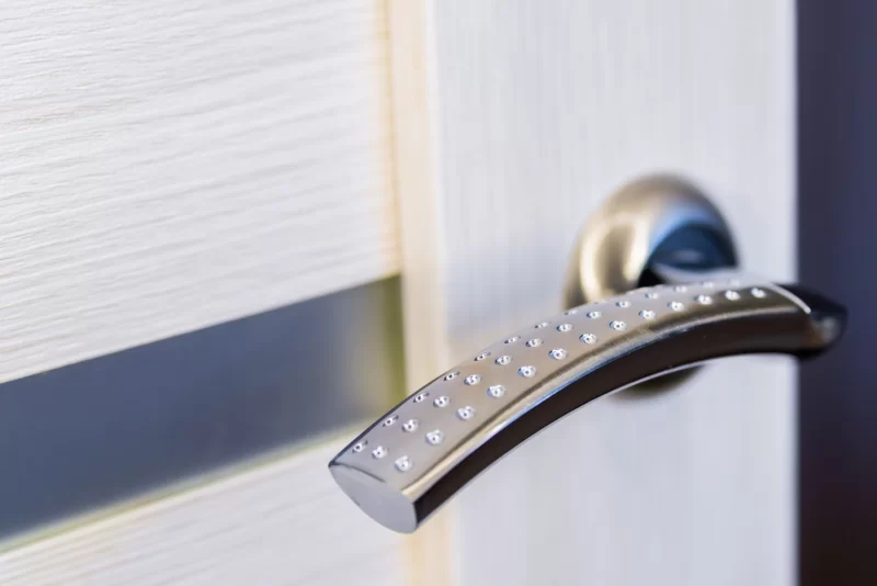 Роскошная дверная ручка с кристаллами на современной двери