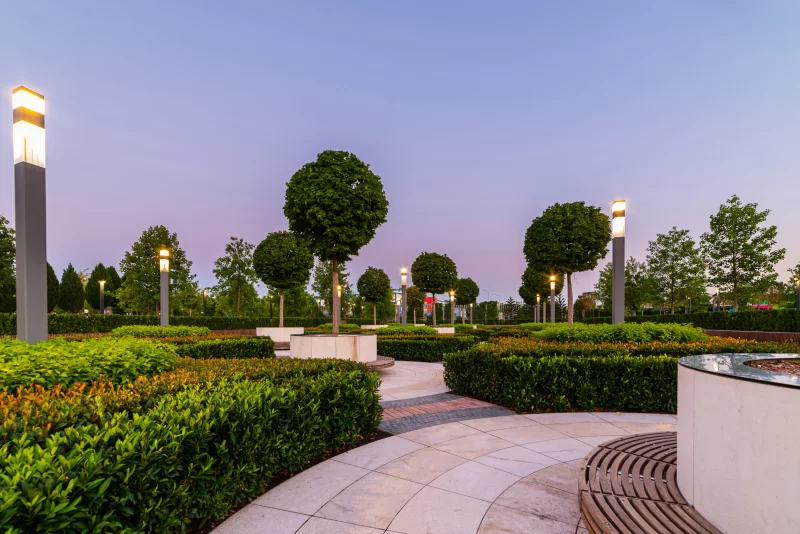 Современный парк на закате