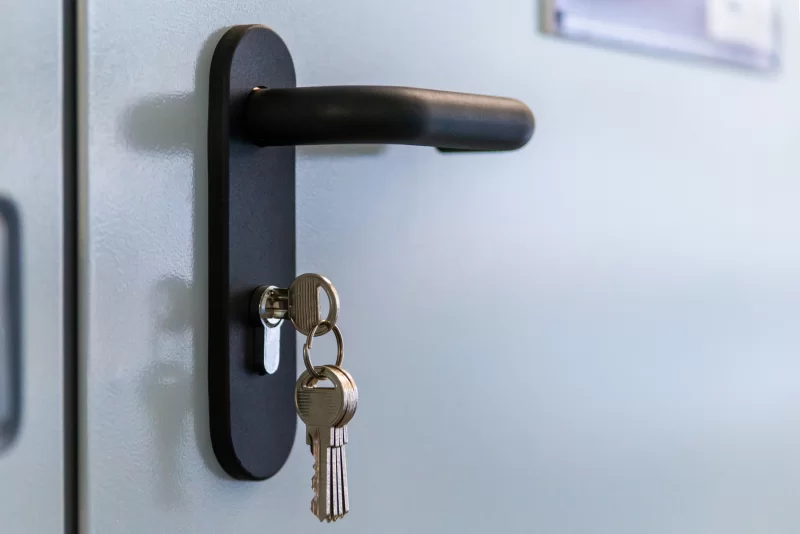 Ключи в замочной скважине дверной ручки